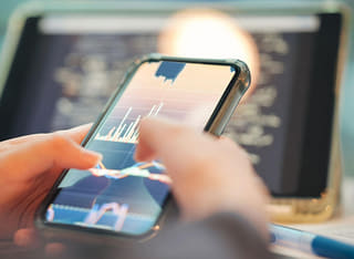 Investitore mentre controlla il trasparente processo di prelievo e trasferimento dei fondi