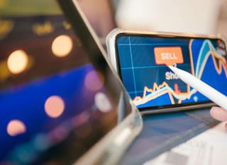 Trader attivo su più mercati che esamina opzioni su Bitcoin, Ethereum e forex